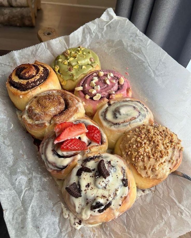 Bandeja con cinnamon rolls de distintos sabores y glaseados